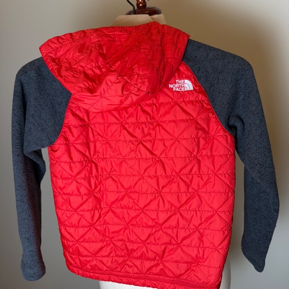 Boys North Face Size Sm (7/8) Red Quilted and Grey Fleece Jacket - Picture 2 of 3